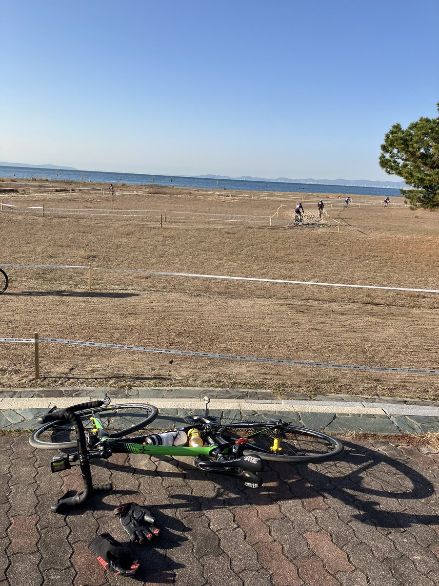 ozzy_rand's tweet photo. 無事帰宅しました
久しぶりにロードバイクで加太まで
体がなまってます
坂の途中で両脚同時に攣りました
転けなくてよかった
帰りは二色浜でシクロクロスの大会を見学
砂地をあのスピードで走るのはビビる https://t.co/YbiNDmHgkF