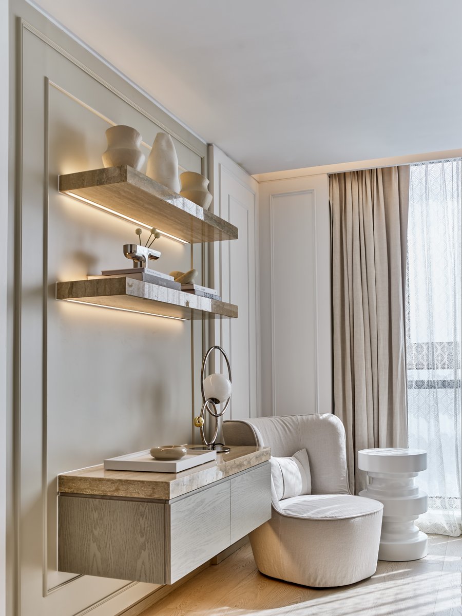 kellyhoppen's tweet photo. Bookshelves are never just storage, they’re a place to showcase your treasures and let your personality shine through. https://t.co/ObWYhFnd8G