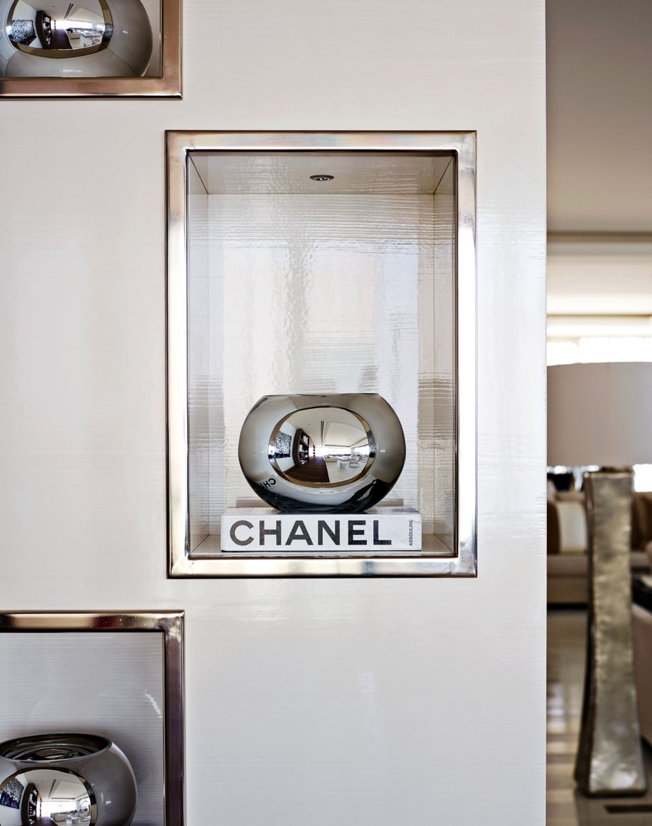 kellyhoppen's tweet photo. Bookshelves are never just storage, they’re a place to showcase your treasures and let your personality shine through. https://t.co/ObWYhFnd8G