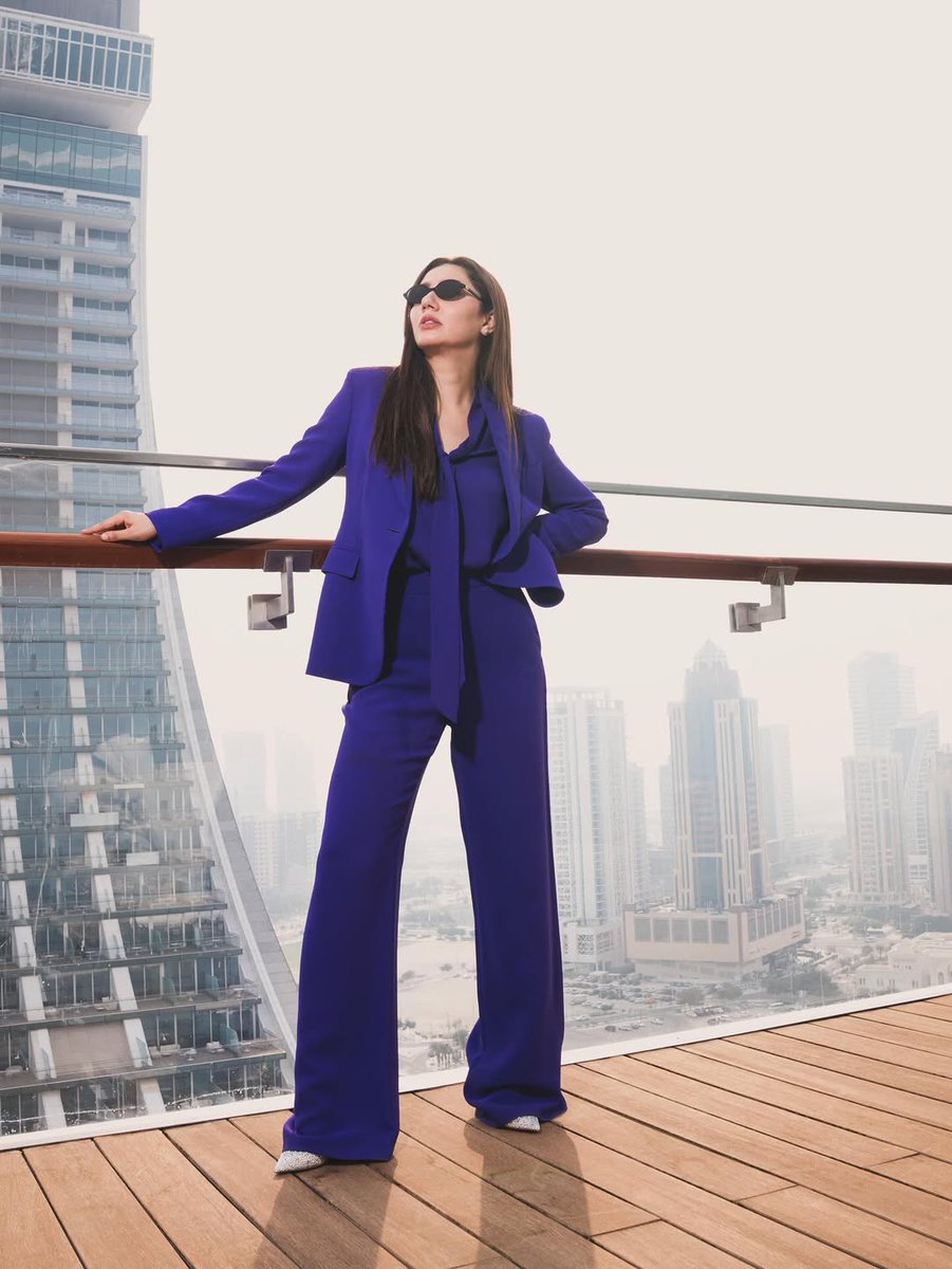 HungamaExpress's tweet image. Mahira Khan stuns with an electrifying look in Doha, Qatar, proving her star power shines through even while under the weather.

#MahiraKhan #DohaQatar #GlobalIcon #StarPower #StyleStatement #Hungamaexpress