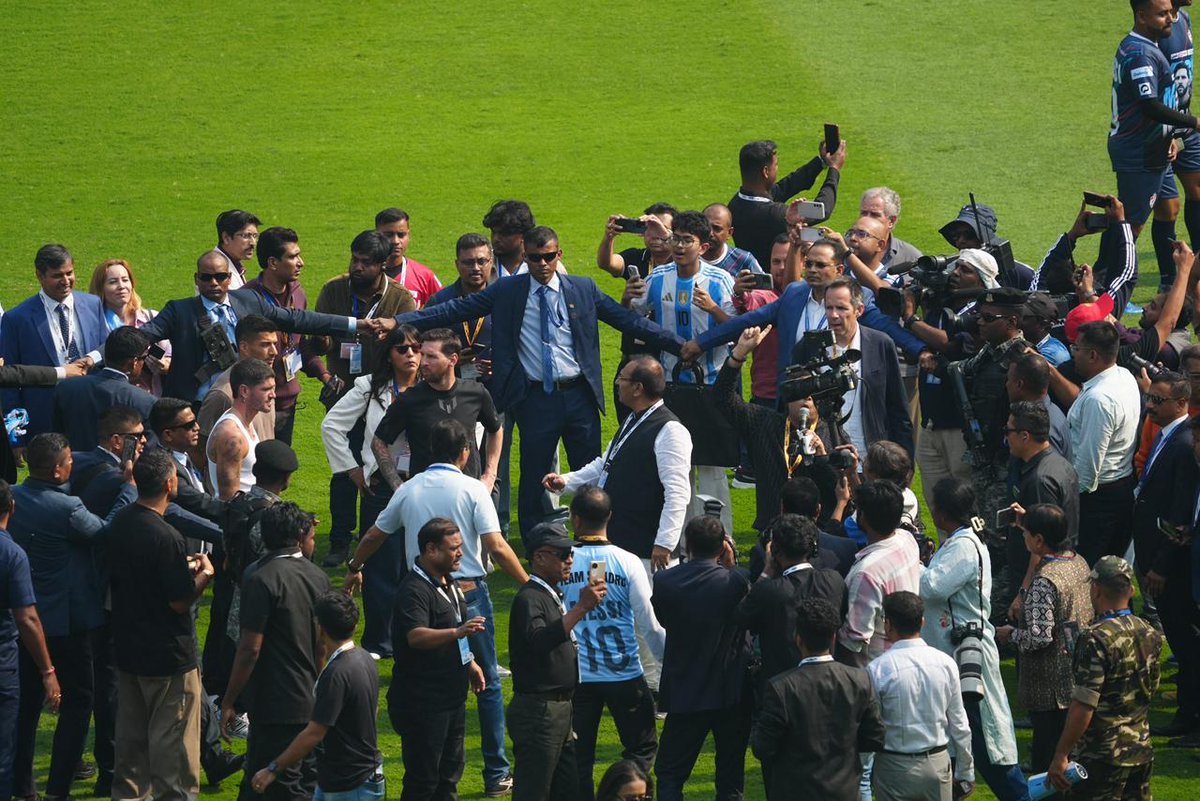 They really charged fans $130 just to see Messi like this from 100 meters away.🥲