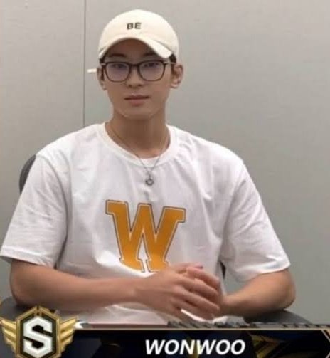 minwonjeu's tweet image. POV: wearing your boyfriend's shirt in front of your family 😌😌😌😌😌😌 #goals