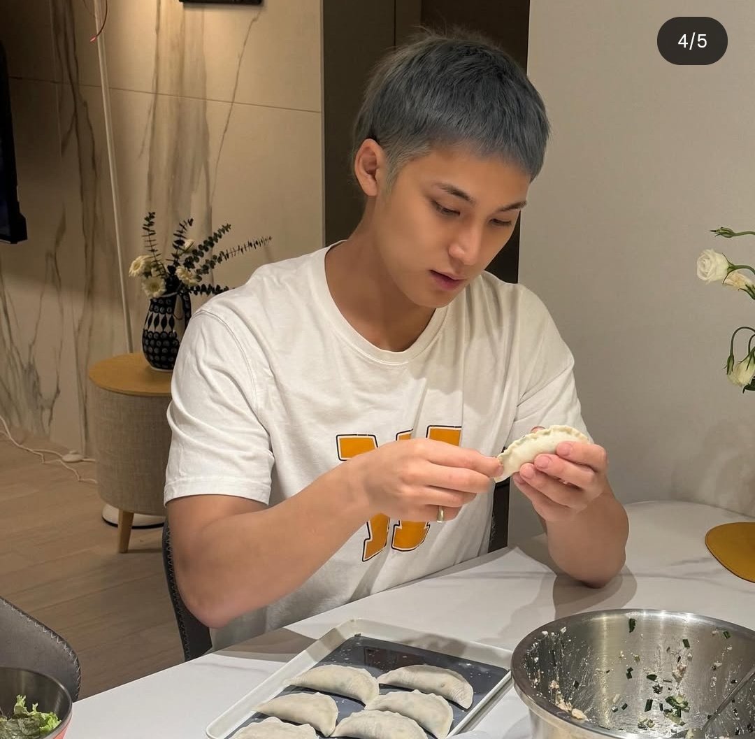 minwonjeu's tweet image. POV: wearing your boyfriend's shirt in front of your family 😌😌😌😌😌😌 #goals