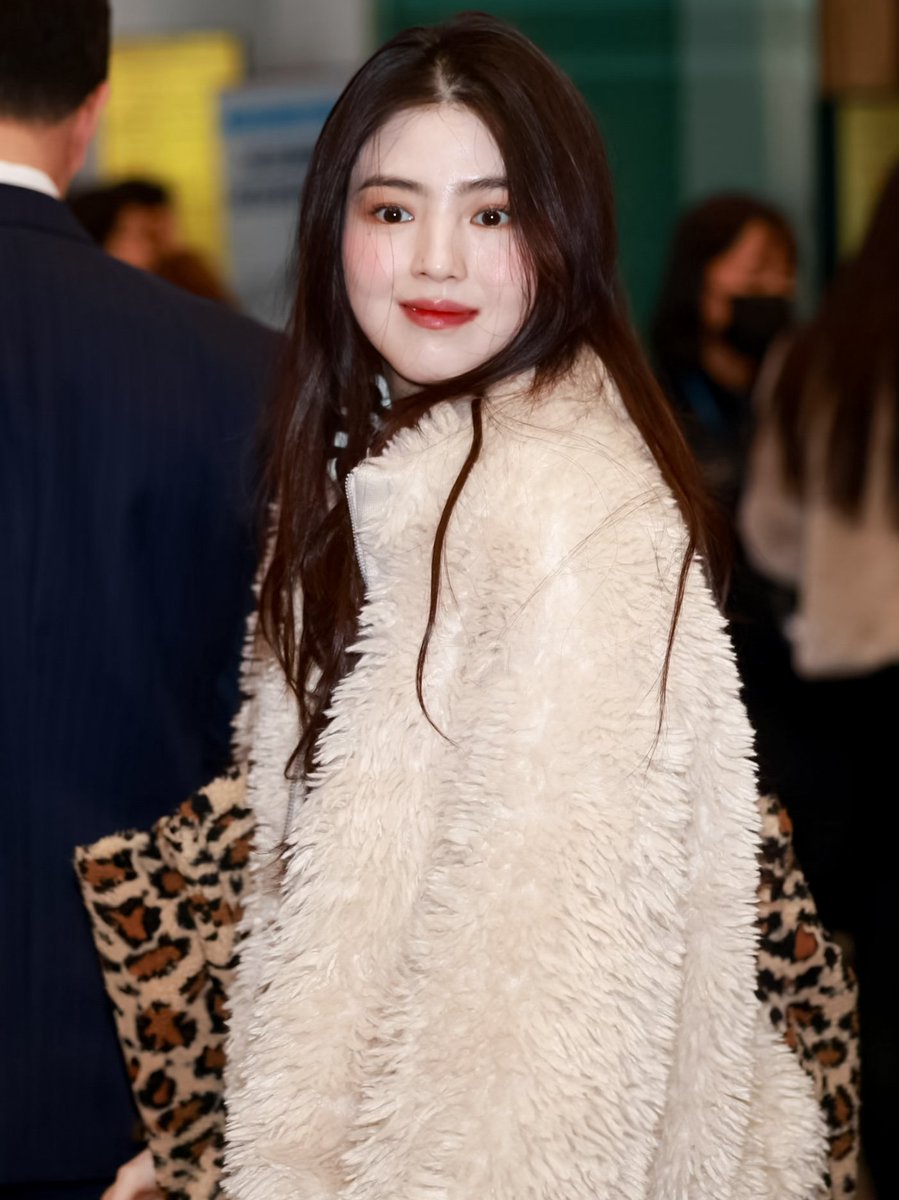 How can someone look sexy, beautiful, and cute at the same time?
#Hansohee