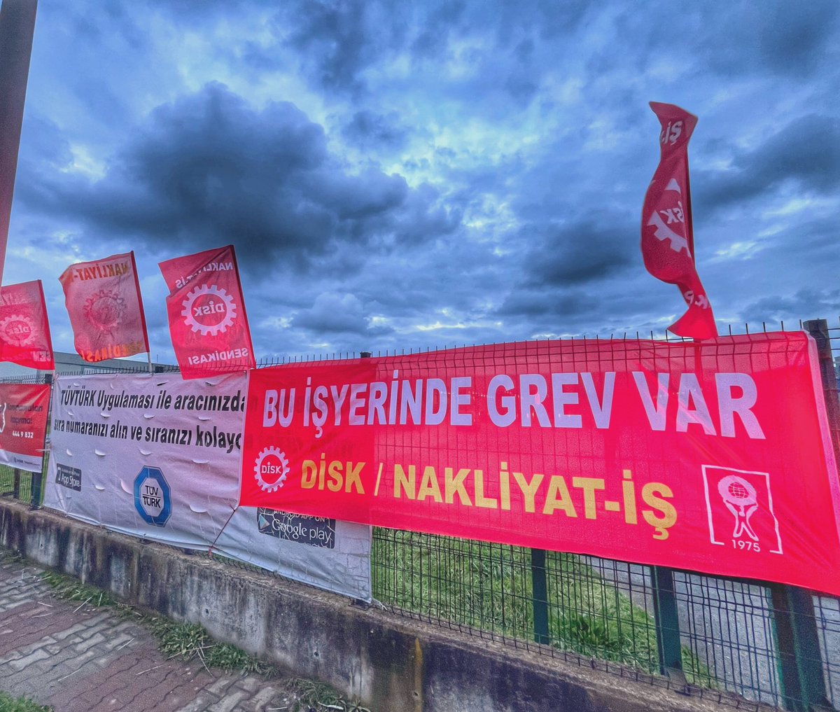 Ve yakında küçük bir itki, çığı harekete geçirmeye yetecek.