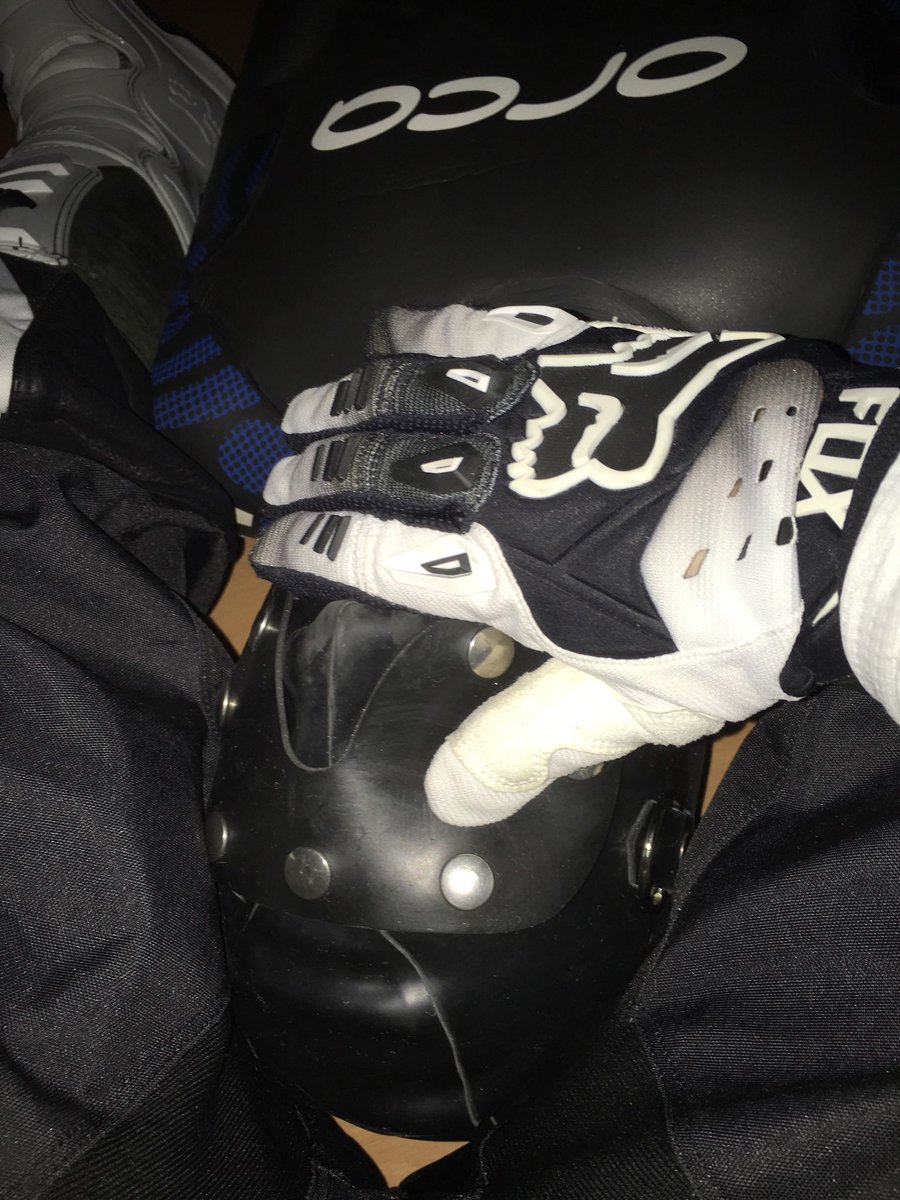 bondage_fox's tweet photo. Silence π #bondagefox #orca #wetsuit #fox #foxracing #rubbermask #latex #foxboots #foxgloves #bondage #gom #gloveplay https://t.co/WyxdQJz22Z