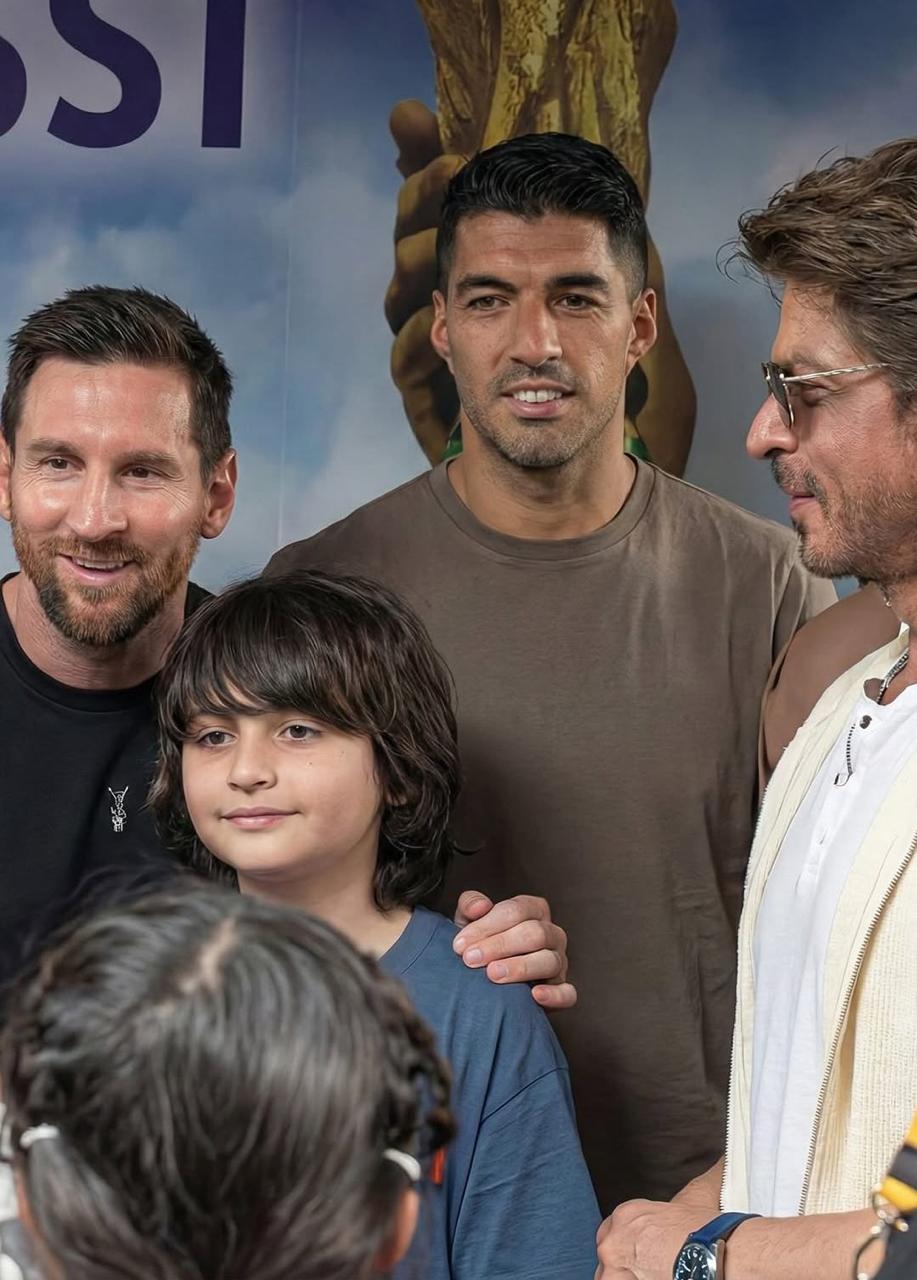 بالصور | ميسي يصل الهند وسط استقبال جماهيري كبير، وأعمال شغب من قبل المشجعين بسبب اختصار النجم الأرجنتيني فقرات برنامج استقباله في ملعب كولكاتا لأسباب أمنية ووجود أكثر من 110 آلاف متفرج في الاستاد #صحيفة_الخليج 