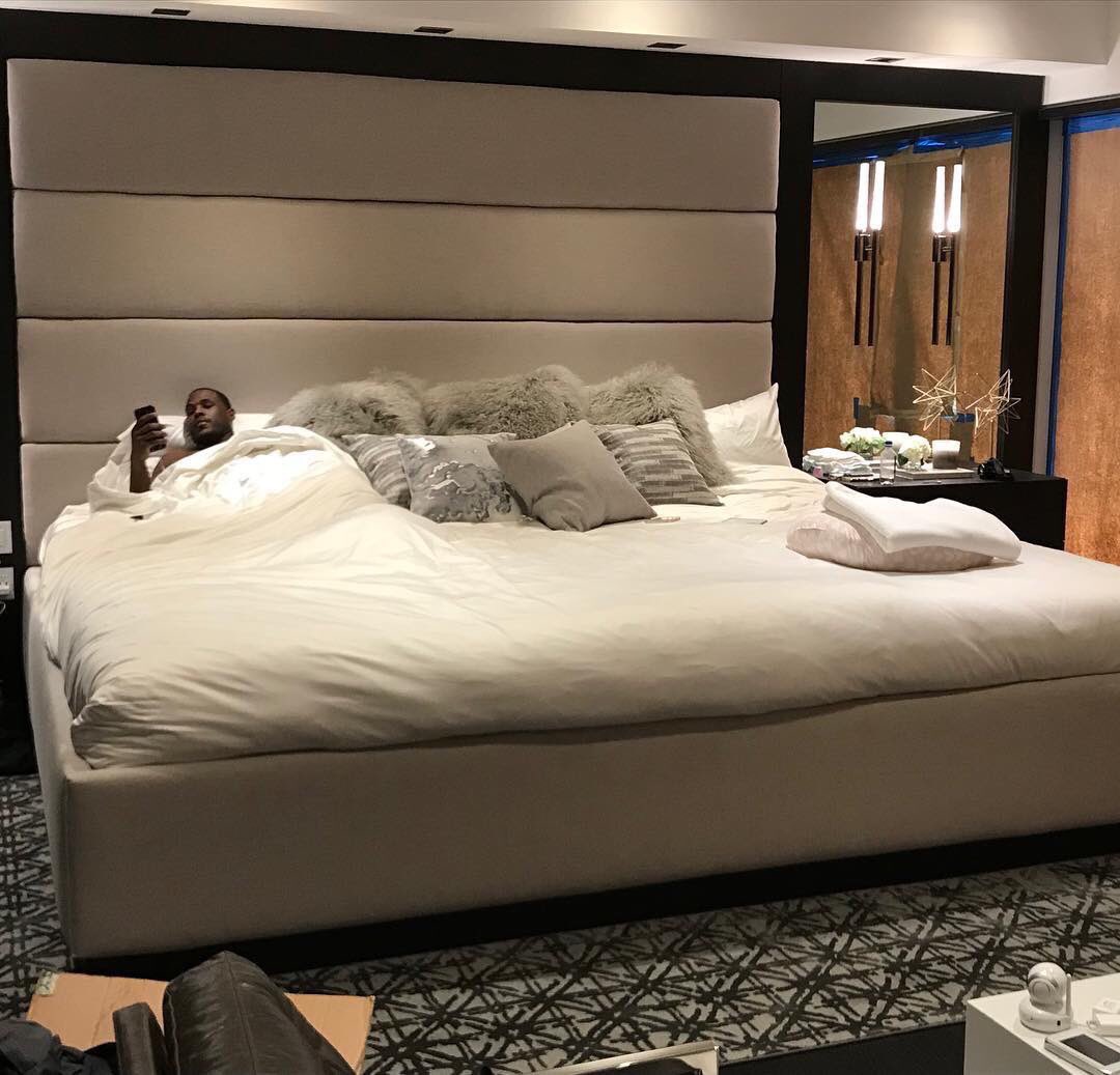 ellabosslady_'s tweet image. You can buy a bed this big and she will still put her leg on you.