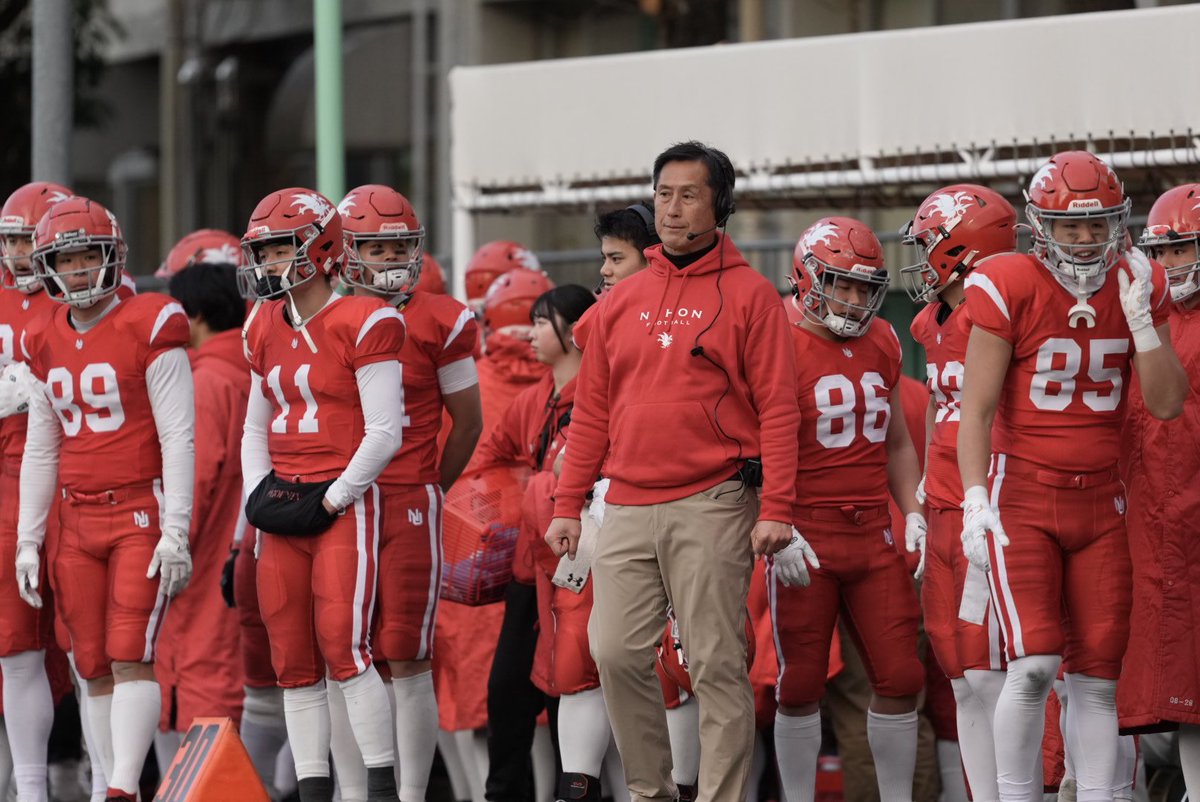 naokiktgw's tweet photo. 【日本大学　須永監督試合後コメント】
2025-12-13 一橋大学戦後

まず、今の心境としては、今年は学生たちは本当に難しかったと思います。モチベーションをどこに置くのか、何を目標にすればいいのか、その部分が非常に悩ましかったはずです。その中でも、毎日一生懸命に取り組んでくれました。4年生にとってはこれが最後だと思うと、正直、少し寂しい気持ちもあります。

ある程度、結果が見えている状況ではありましたが、それでも目標は来年、再来年、その先の未来に向けたところに置いてきました。勝つこと自体がゴールではなく、ここで自分たちの取り組む姿勢や、プレーのクオリティを絶対に落とさないことを一番大事にしてきました。一度基準を下げてしまうと、そこから引き上げるのは簡単ではありません。学生たちにはきつかったと思いますが、毎日、高い基準を意識するように伝えてきました。

私自身もそういう話をしてきましたし、学生たちはそれをしっかり体現してくれたと思います。もちろん学生ですから、足りない部分もありますし、失敗することもあります。ただ、少しずつではありますが、確実に良くなってきました。自分たちで基準を意識し、目標に向かって取り組むチームになったという手応えはあります。そこは4年生が中心になって引っ張ってくれました。

4年生に対しては、本当にいろいろあった代だったと思います。同情する部分も正直あります。それでも、戻ってきて、チームの未来のために、そして自分たち自身のために、必死に取り組んでくれました。その姿勢には、感謝しかありません。

下級生たちは、その4年生、そして昨年の4年生の取り組みを間近で見てきています。だからこそ、卒業していった先輩たちに顔向けできないようなフットボールはできないはずです。これまで以上に、過去2代にわたる4年生以上に、一生懸命取り組んでもらいたいと思っています。

フットボールのクオリティという点では、正直に言って、このままでいいとは全く思っていません。自分たちが望む結果が必ず出るとは限らないという強い危機感を持っています。今年は2部で勝ちましたが、それが果たしてトップレベルや上のカテゴリーで通用するフットボールだったのか、取り組みだったのか、そこはもう一度しっかり振り返り、見直して、やり直していく必要があります。

私が今年大事にしてきたフットボールとしては、やはりこの競技である以上、スピードは非常に重要です。そこを軽視するつもりは全くありません。そのうえで、走り勝つこと、当たりで勝つこと、そういう部分を目指してきました。これは特別に新しいことをやっているというよりも、私自身、過去のチームでも同じような方針は掲げてきました。ただ、今年の学生たちは、この特殊な状況の中で、その部分をより一層体現してくれたと思います。

今の時代らしいスタンダードという意味では、走り、当たりで勝つということは、オールラウンドで欠かせない要素だと考えています。学生ですから、いいプレーをすれば喜ぶこともありますし、うまくいかなければ落ち込むこともあります。ただ、そこに一喜一憂せず、目の前のワンプレーに集中すること。その集中を全員で共有し、一丸となって相手に向かっていくことを、これからも大切にしていきたいと思っています。