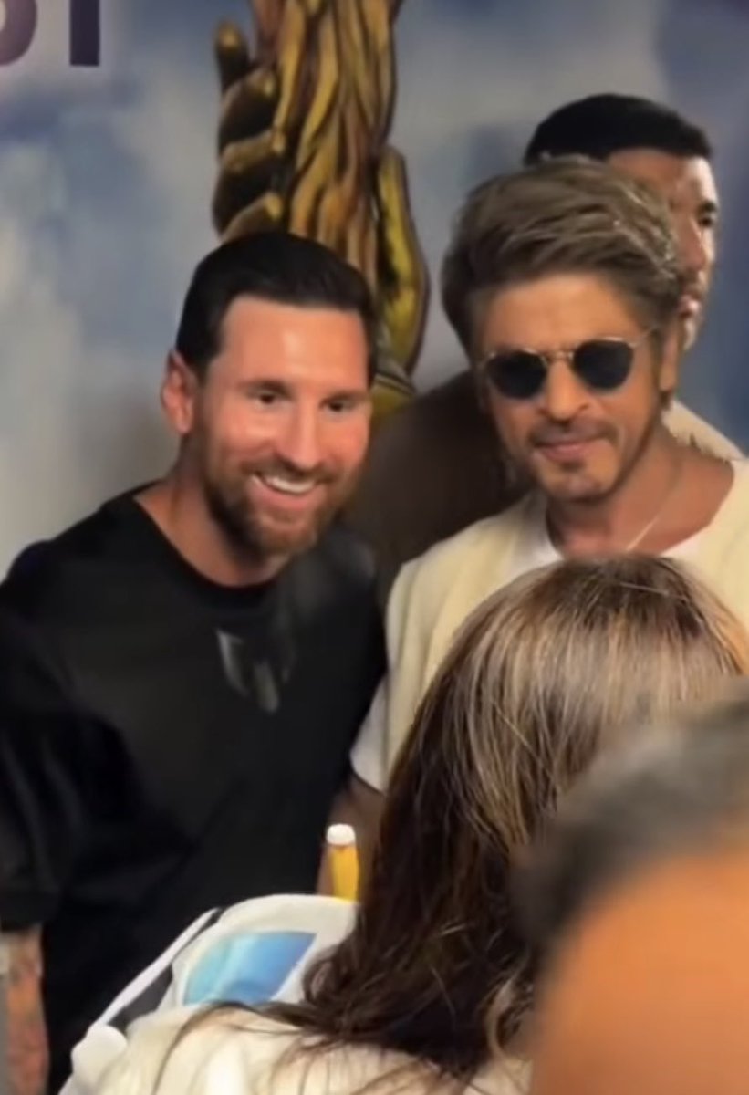 The real SRK &amp; Messi meetup photo is here!! <a href="/iamsrk/">Shah Rukh Khan</a>