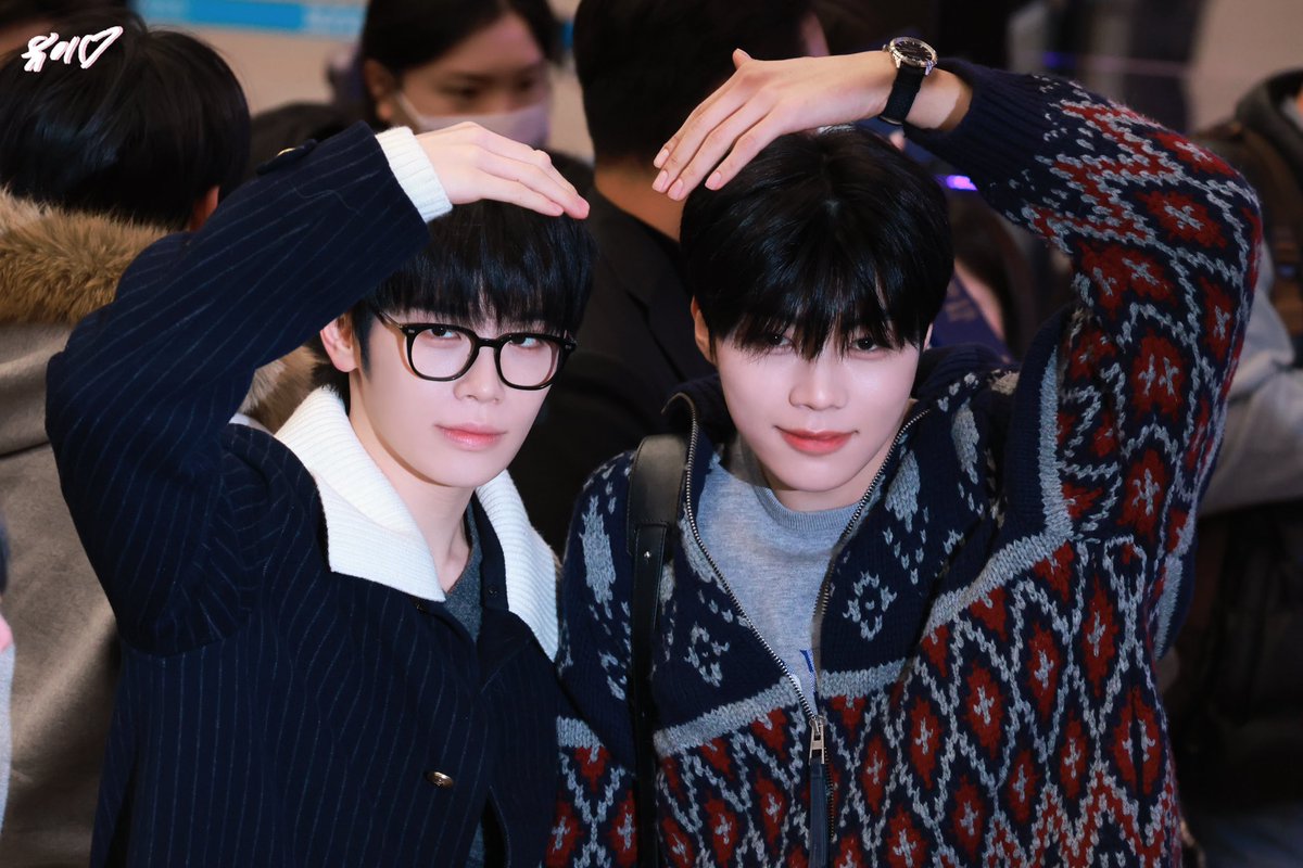 251213 🇰🇷🛫

태건브이 하트💕

#박건욱 #PARKGUNWOOK #김태래 #KIMTAERAE #제로베이스원   
#ZEROBASEONE    #ZB1