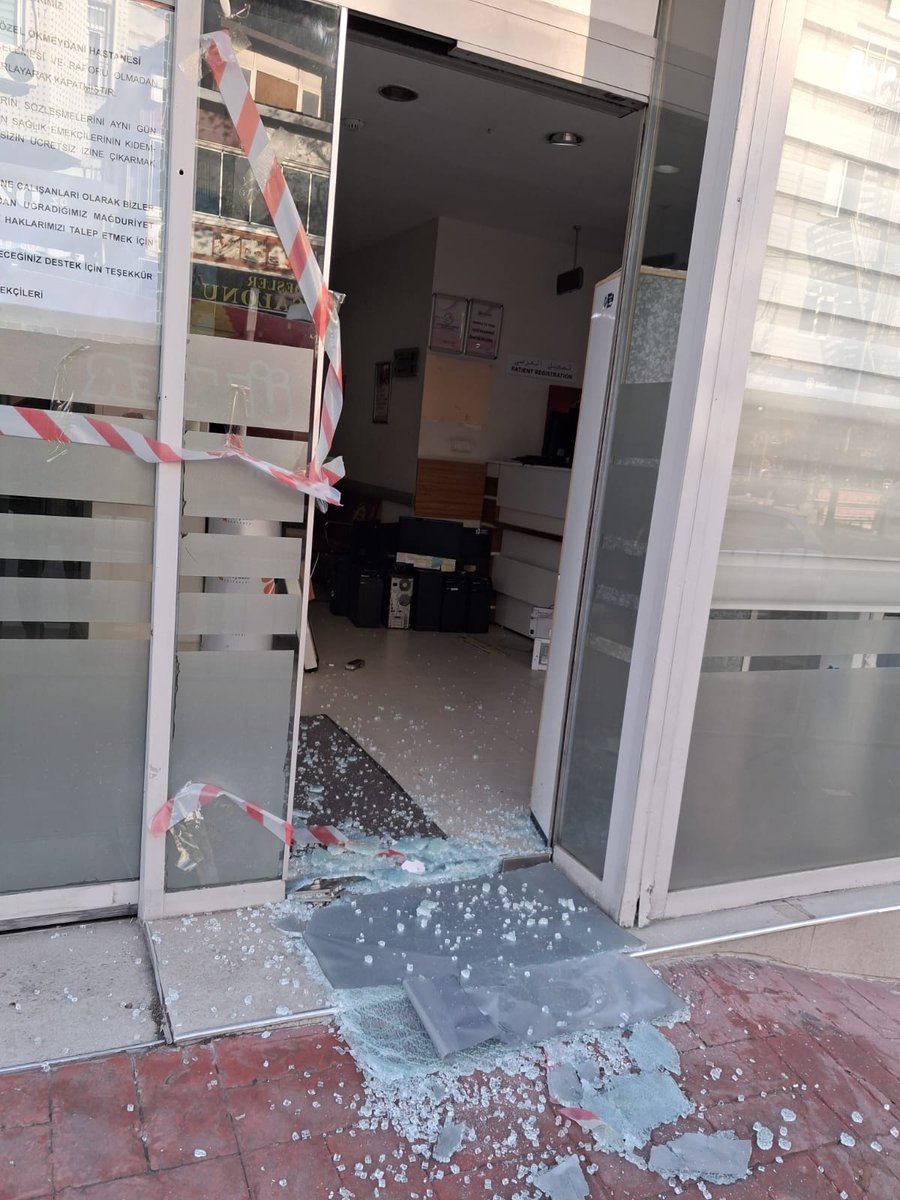 Özel Okmeydanı Hastanesi dün gece 03.00 saatlerinde maskeli kişiler tarafından kurşunlandı. 
Haklarımız için yürüttüğmüz direnişi çete varı baskılarınızla yıldıramazsınız!

<a href="/okmeydaniemekci/">Özel Okmeydanı Hastanesi</a> leri yalnız değildir!
Baskılar bizi yıldıramaz!
Direnen sağlık emekçileri kazanacak!