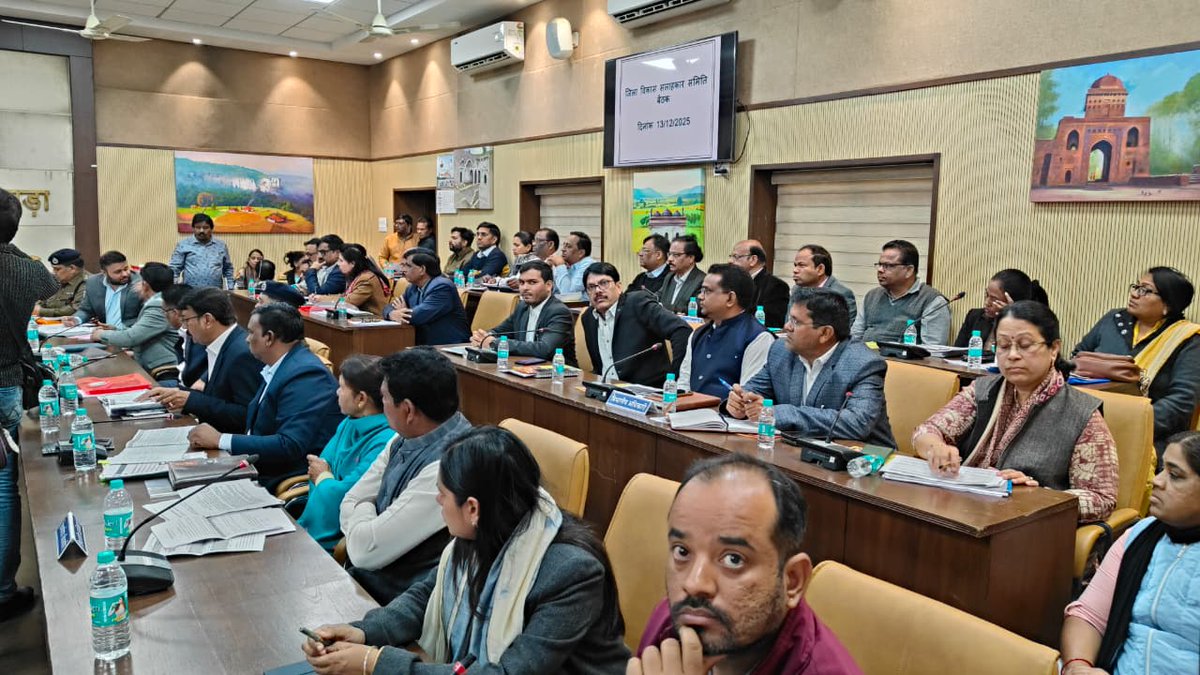 कलेक्ट्रेट कार्यालय में आज जिले के प्रभारी मंत्री व प्रदेश के पीडब्ल्यूडी मंत्री श्री <a href="/MPRakeshSingh/">Rakesh Singh</a>  जी ने सभाकक्ष में जिला विकास सलाहकार समिति की बैठक ली  जिसमें मंत्री जी के साथ शामिल हुआ। इस बैठक में समस्त विधानसभा के विधायक, समितियां के अध्यक्ष, अधिकारीगण उपस्थित रहे।