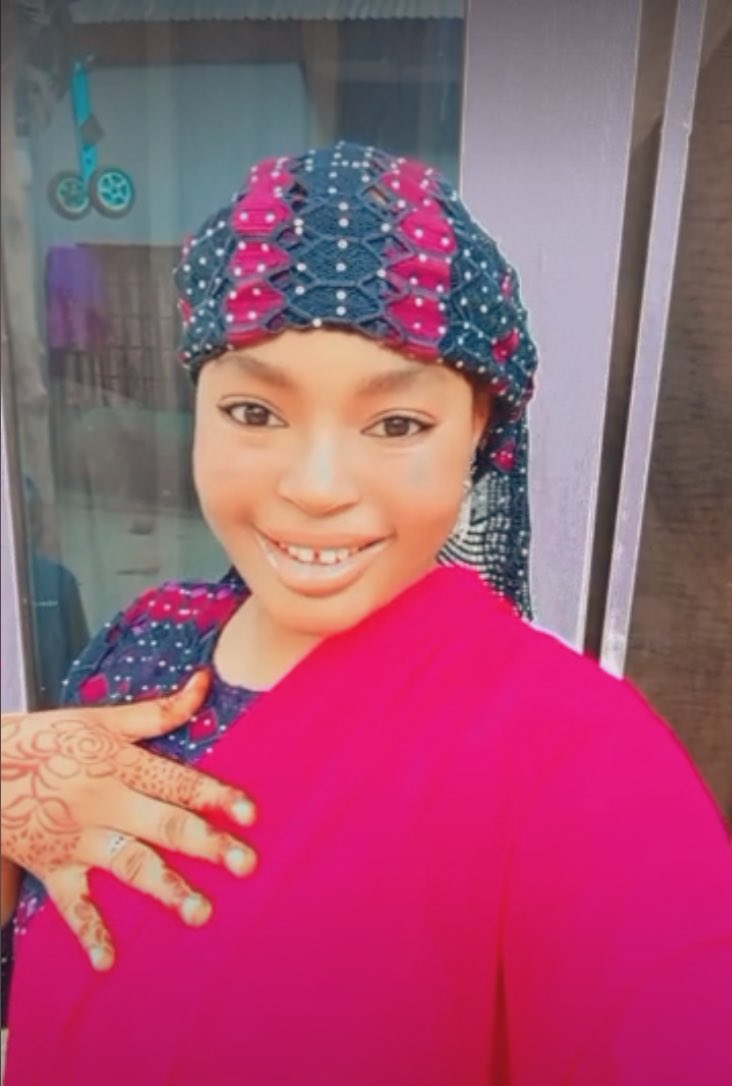 okorobia1212's tweet image. Red hot day, ready to light up your feed! Wearing this bold crimson number like a super‑power. 💃🏽️✨

Drop a 🌹 if you love red! 

#RedOutfit #BoldAndBright #NigerianStyle