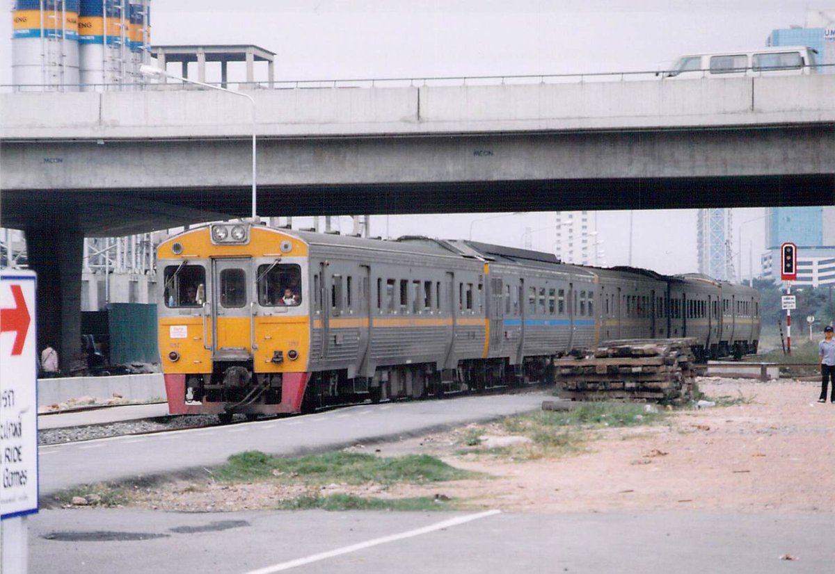 _dachang's tweet photo. 27年前の昨日、1998年12月12日に撮ったタイ国鉄の列車。バンコク近辺にて。高架鉄道部分、この頃、アジア金融危機で工事が止まったままだった。 https://t.co/MaucfLX7Uk