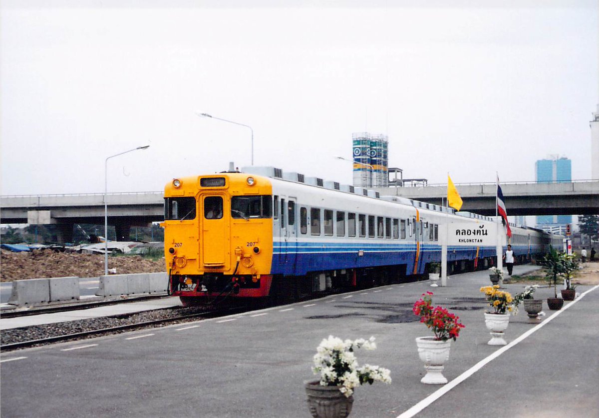 _dachang's tweet photo. 27年前の昨日、1998年12月12日に撮ったタイ国鉄の列車。バンコク近辺にて。高架鉄道部分、この頃、アジア金融危機で工事が止まったままだった。 https://t.co/MaucfLX7Uk