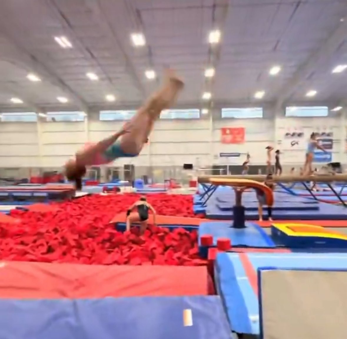 IaiaSimsie's tweet image. let the lay go girl, find what suits you