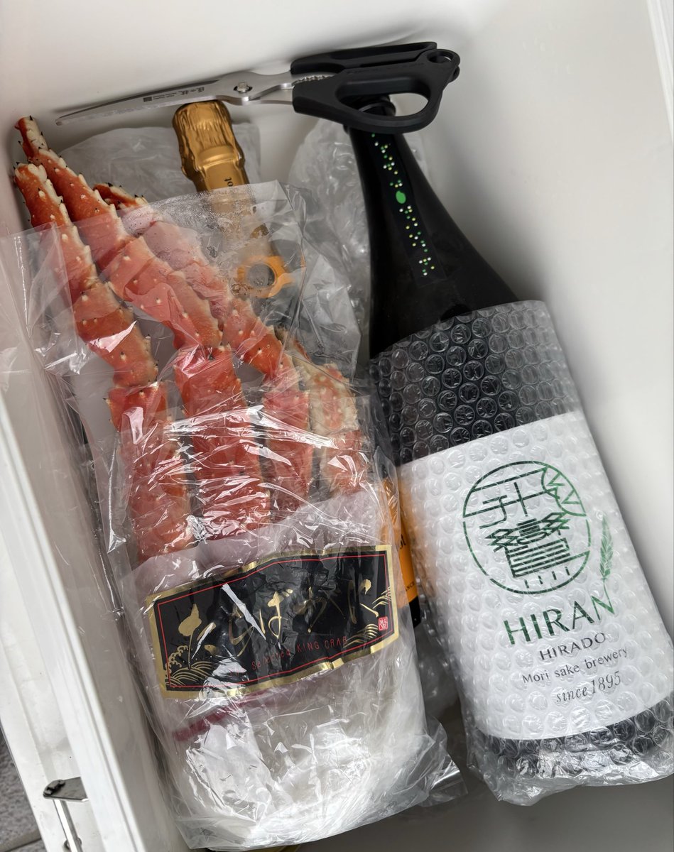 toku_fx_zep's tweet photo. 逆ハンさんから頂いた🦀タラバ蟹で今からホームパーティ https://t.co/TJ0VwOZwtB