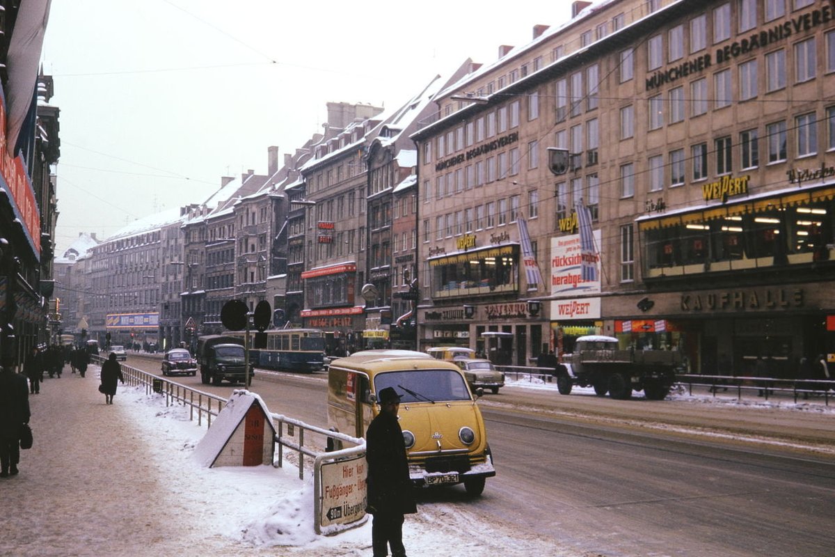 „Winterliches München“ - Hierbei handelt es sich in den 60er um die Neuhauser Straße in München vom Karlstor ausgehend. Links ist die Fassade des Oberpollinger Kaufhauses zu erkennen.