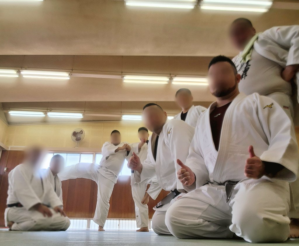 JUDO_346's tweet photo. 稽古お疲れさまでした！

黒帯6名、白帯2名、そして猪熊さんより黒帯1名出稽古に来られて計9名での稽古でした！

寒くなって来たのでケガに気を付けながら、払腰の技を中心に研究を行いました！

この後は忘年会、楽しみましょう！☺

■次回稽古■
・12月20日(年内最後) https://t.co/GuvFs8cqWl