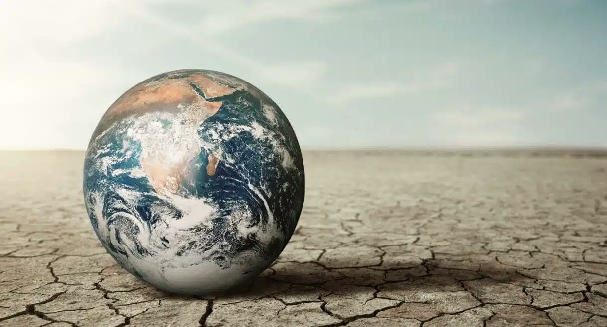 ظاهرة الاحتباس الحراري تهديد مباشر لصحة سكان الأرض؛ نظرًا لما تسببه من ارتفاع درجات الحرارة و ذوبان الجليد وارتفاع مستوى سطح البحر وتغير أنماط الطقس وإضرار بالنظم البيئية وزيادة الأمراض، وفقًا لدراسة أجراها علماء من جامعة "نانجينغ" ومعهد فيزياء الغلاف الجوي التابع لأكاديمية العلوم الصينية 