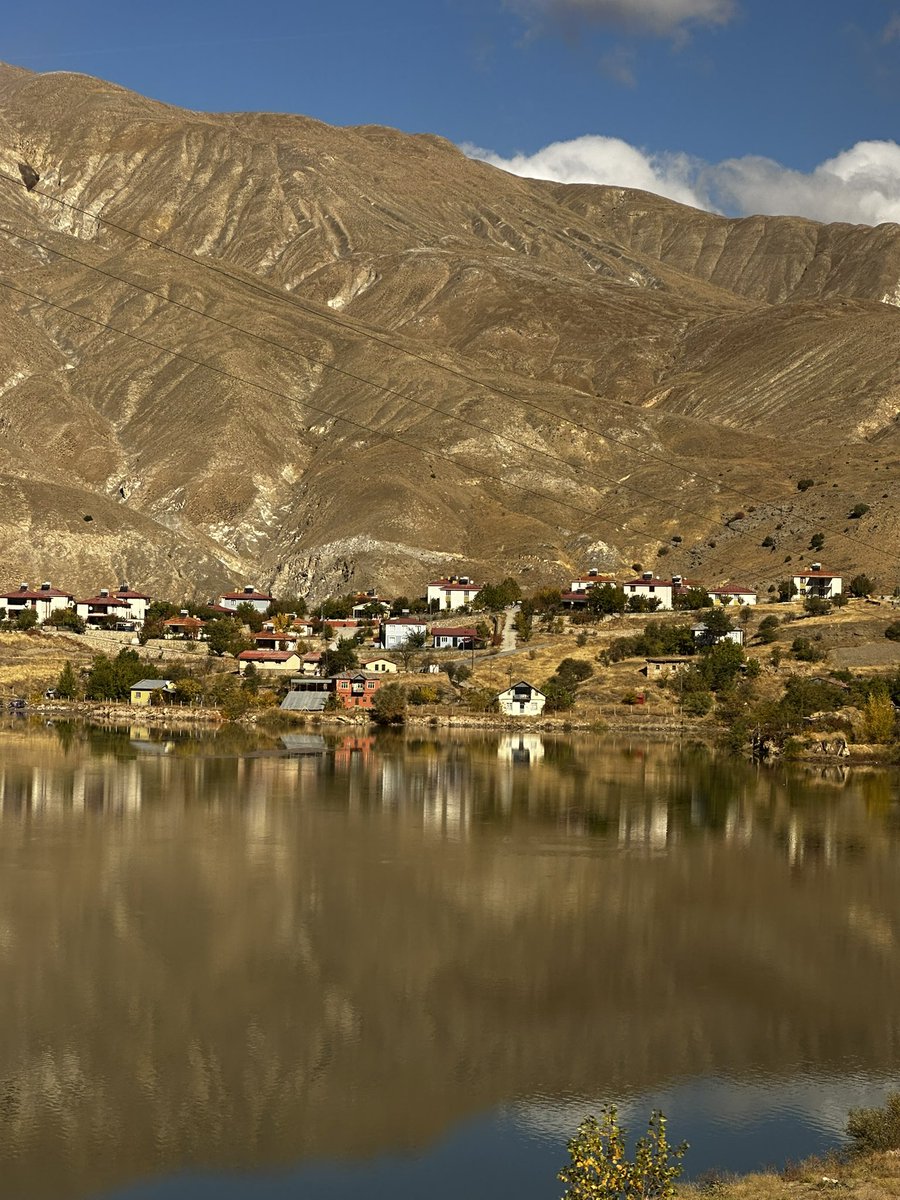 Aşklar da inançlar da aynıdır
Bir başka yanına geçemezsin
Bir yanını yaşayıp bitirmeyince..
—Afşar Timuçin
