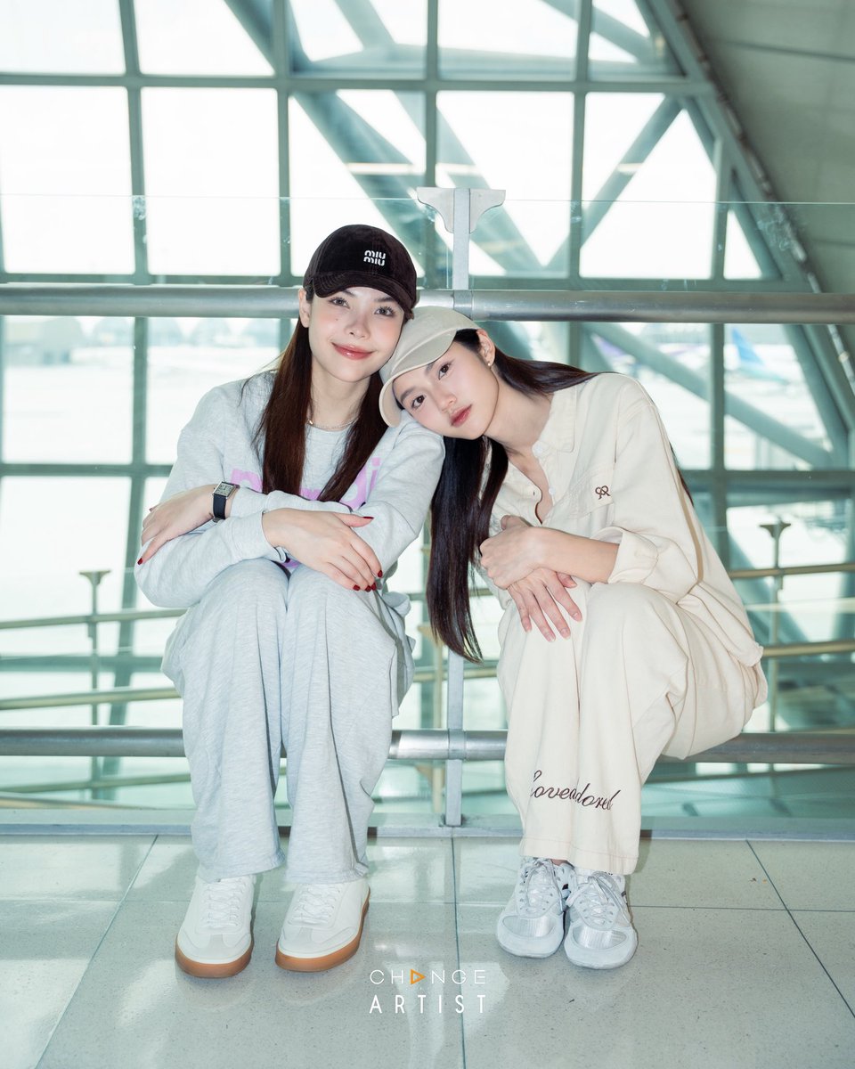 CHANGEARTIST_'s tweet photo. See you Besties in Singapore 🤍

@Lookmheewang  @sonyasarann 

#LMSY 
#ChangeArtist https://t.co/TFSJC82BK3