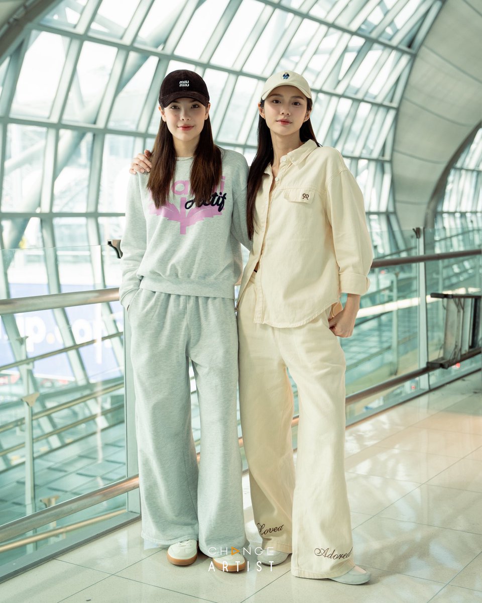 CHANGEARTIST_'s tweet photo. See you Besties in Singapore 🤍

@Lookmheewang  @sonyasarann 

#LMSY 
#ChangeArtist https://t.co/TFSJC82BK3