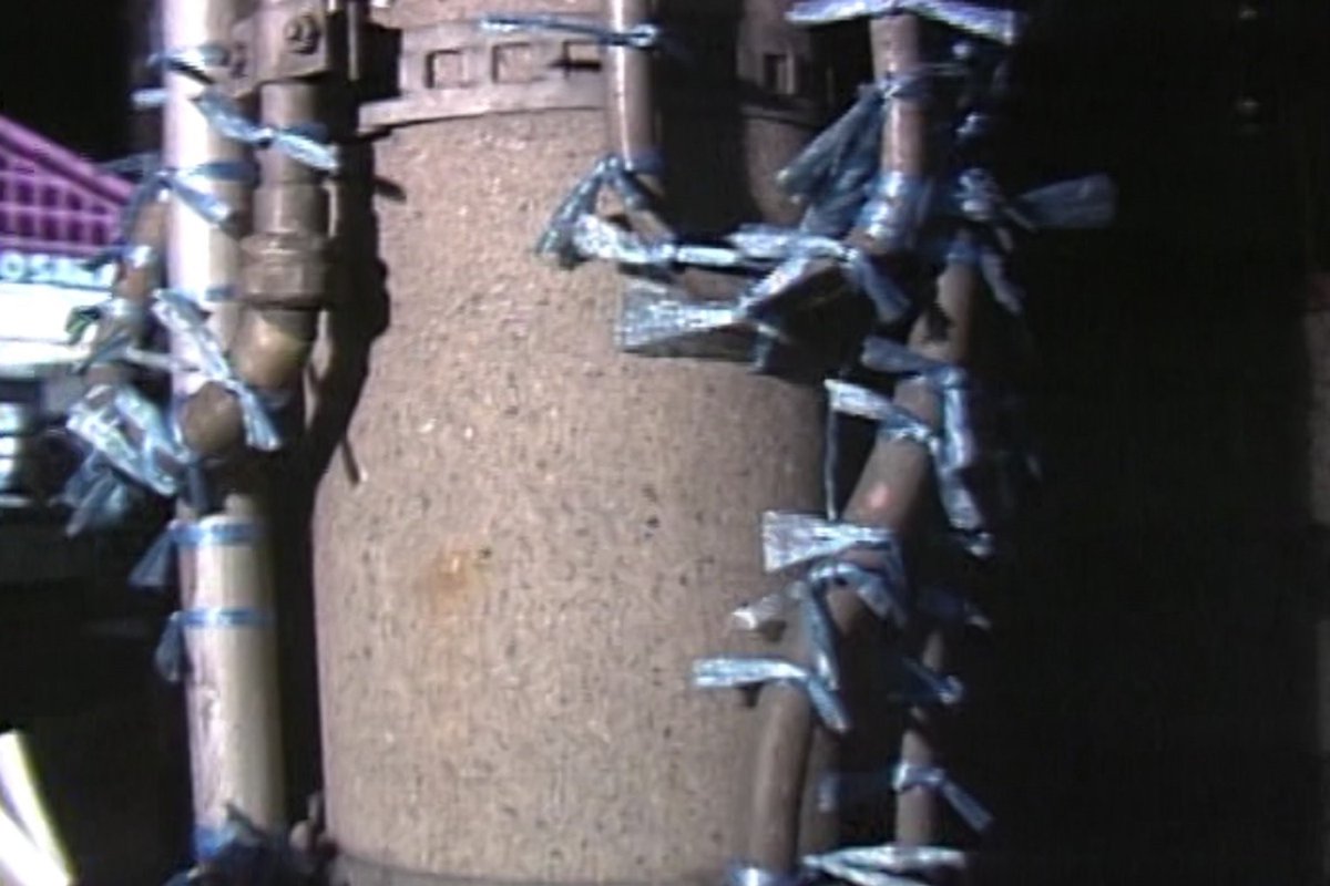 たまたま入った所が探偵ナイトスクープのあれですよと知人が教えてくれた東大阪のガソリンスタンド。なんでも33年前にこの周辺で謎のビニール紐が至る所に括り付けられて話題になったとか。覚えてる人いるかな？