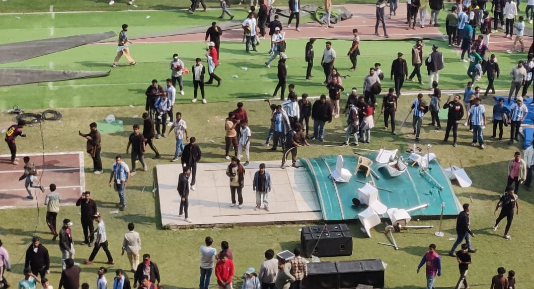 🚨 Kolkata chaos! Fans vandalise Salt Lake Stadium after a poorly managed Messi event.

A furious fan said: “Messi came for just 10 minutes, surrounded by politicians, didn’t even touch the ball. Money, time, and emotions wasted.”

Total chaos, total mismanagement — yet another