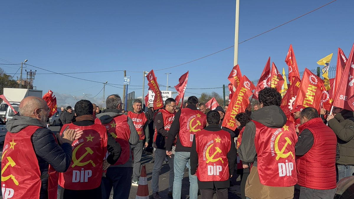 ✊<a href="/Nakliyatsendika/">Nakliyat-İş</a>’sının örgütlü olduğu Tüvtürklerde grev pankartları asılmaya devam ediyor. 

Haraççı Araç Muayene İstasyonu önünde grevci Tüvtürk işçileri ile birlikteyiz! 

📢Tüvtürk’te grev kırıcılığa hayır!
📢 Tüvtürk işçisi yalnız değildir! 

#TÜVTÜRKteGrevVar