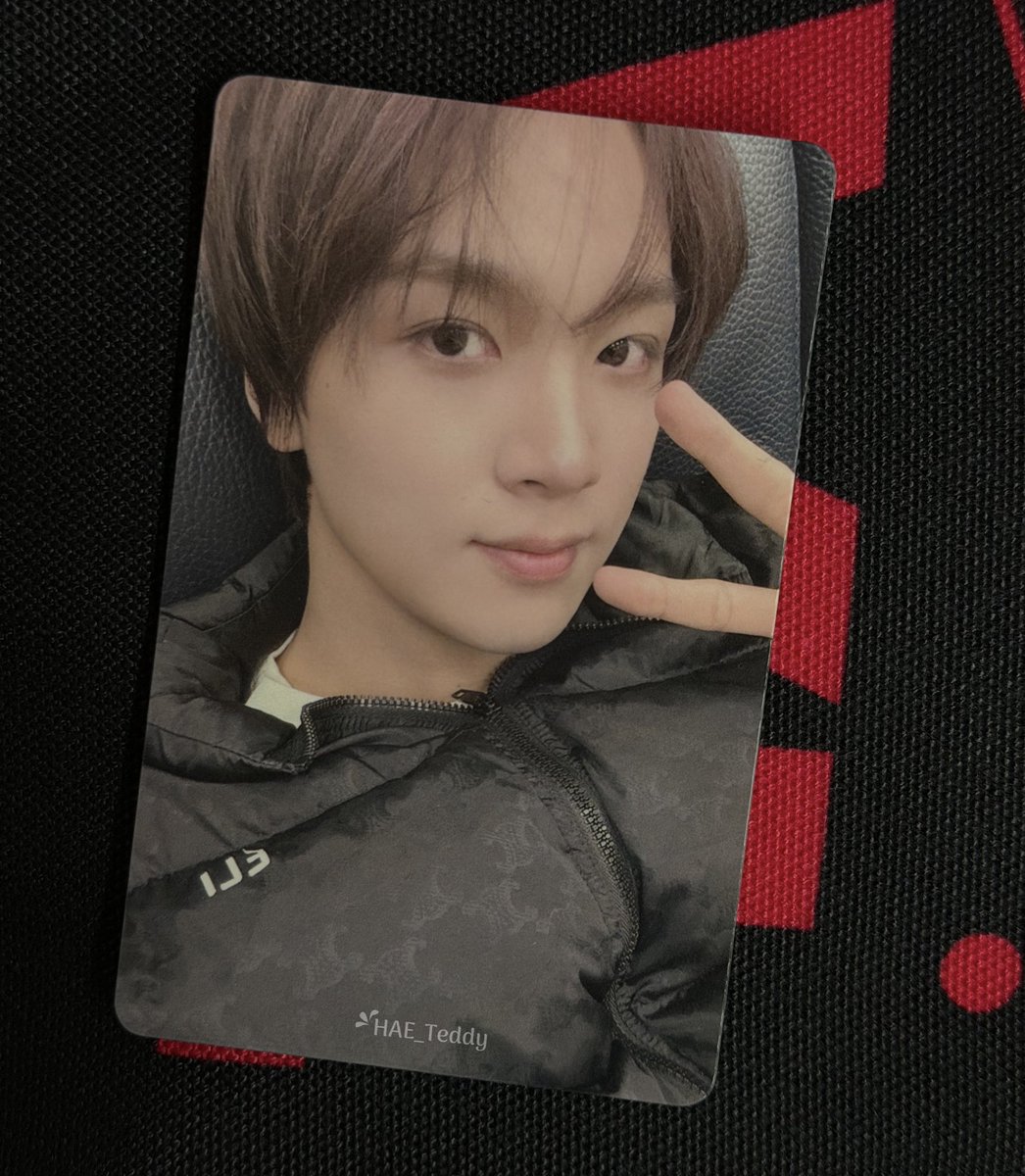 HAE_Teddy's tweet image. 패딩해찬 이쁘즤여✌🏻
나 요새 훈남청순귀엽동혁포카만 모으자나....🖤