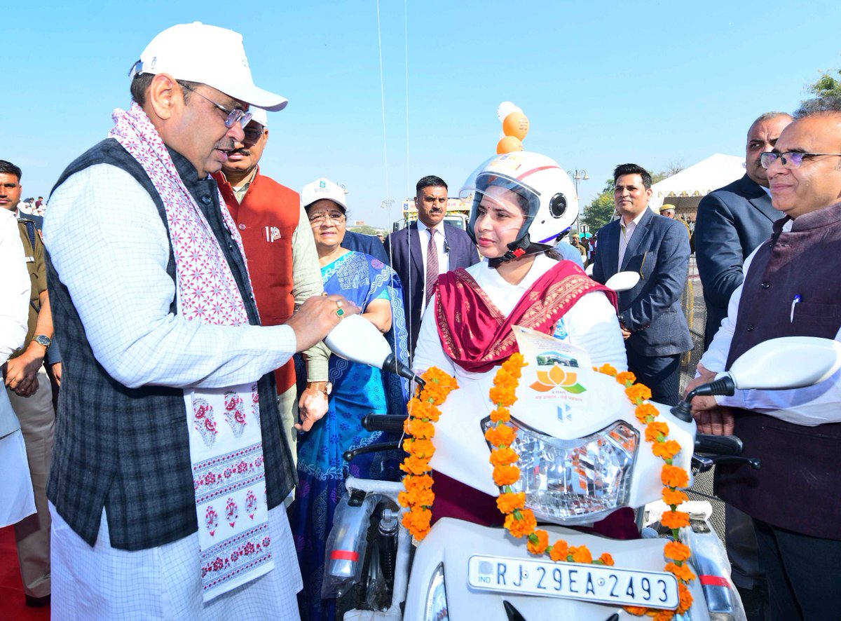 सड़क सुरक्षा अभियान का राज्य स्तरीय समारोह

मुख्यमंत्री श्री भजनलाल शर्मा ने सड़क सुरक्षा अभियान के राज्य स्तरीय समारोह में की शिरकत 

आमजन को दिलाई सड़क सुरक्षा की शपथ 

सड़क सुरक्षा जन-जागृति रथों को दिखाई हरी झण्डी

dipr.rajasthan.gov.in/press-release-…