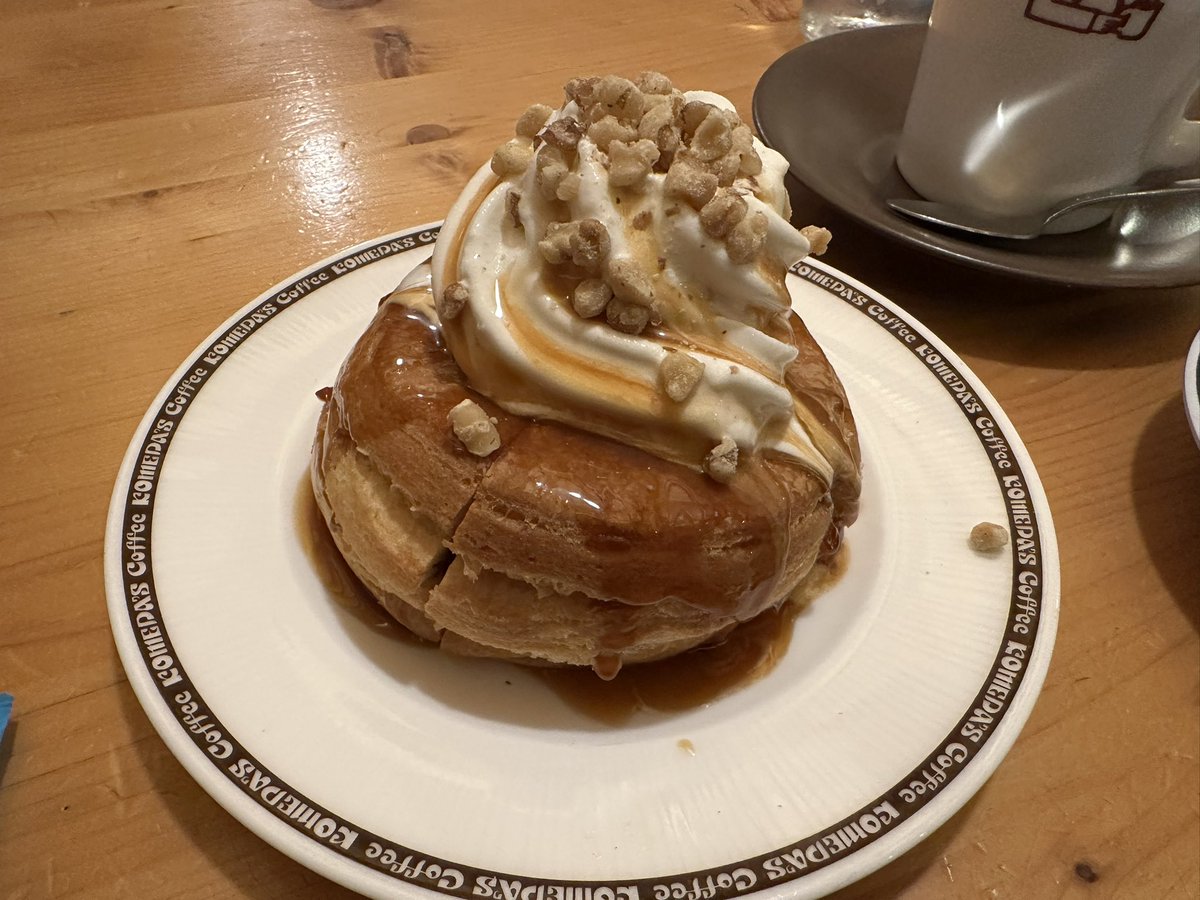 tohroa's tweet photo. #シロノワール クルミッ子(ミニサイズ)食べてきた。ほろ苦キャラメルが美味しかった！
#コメダ珈琲 https://t.co/FRUjSUnvlu