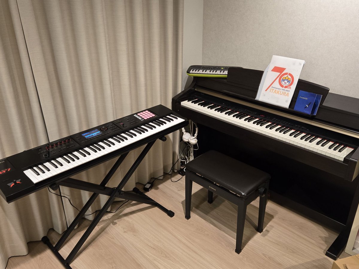 こうして鍵盤3つ並べると音楽しっかりやってそうな人みたいだ