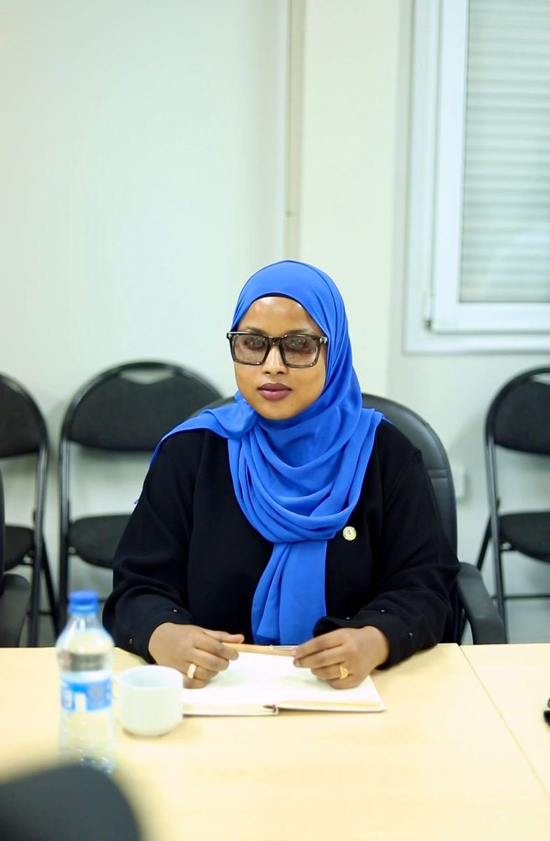 KatimaOsman's tweet photo. I was honored to meet @CharlesKingFCDO British Ambassador to Somalia. 

The roundtable, co-organized with @YecoSomalia and Nabaad, brought together Somali youth leaders working across various sectors to promote peace and security.

I was excited to participate in this important discussion, which strongly encouraged and appreciated the long-standing relationship between the #HornOfAfrica, #SomaliCommunities, and the #BritishGovernment.

The dialogue emphasized deeper engagement between the @UKinSomalia and Somali youth, reaffirming young people’s vital role in peacebuilding and stability. I look forward to upcoming youth events.

@EACYParliament 
@jumuiya 
@IGADPeace 
@FarajaDTv