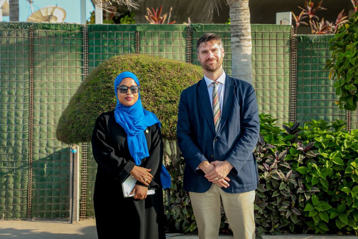 KatimaOsman's tweet photo. I was honored to meet @CharlesKingFCDO British Ambassador to Somalia. 

The roundtable, co-organized with @YecoSomalia and Nabaad, brought together Somali youth leaders working across various sectors to promote peace and security.

I was excited to participate in this important discussion, which strongly encouraged and appreciated the long-standing relationship between the #HornOfAfrica, #SomaliCommunities, and the #BritishGovernment.

The dialogue emphasized deeper engagement between the @UKinSomalia and Somali youth, reaffirming young people’s vital role in peacebuilding and stability. I look forward to upcoming youth events.

@EACYParliament 
@jumuiya 
@IGADPeace 
@FarajaDTv