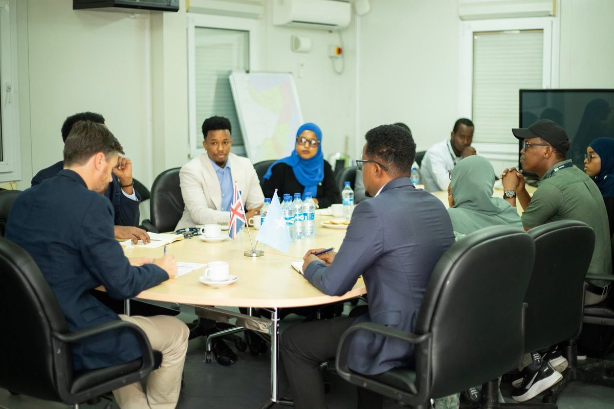 KatimaOsman's tweet photo. I was honored to meet @CharlesKingFCDO British Ambassador to Somalia. 

The roundtable, co-organized with @YecoSomalia and Nabaad, brought together Somali youth leaders working across various sectors to promote peace and security.

I was excited to participate in this important discussion, which strongly encouraged and appreciated the long-standing relationship between the #HornOfAfrica, #SomaliCommunities, and the #BritishGovernment.

The dialogue emphasized deeper engagement between the @UKinSomalia and Somali youth, reaffirming young people’s vital role in peacebuilding and stability. I look forward to upcoming youth events.

@EACYParliament 
@jumuiya 
@IGADPeace 
@FarajaDTv