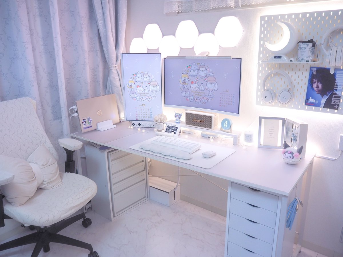 newprismplains's tweet image. 久々に昼間デスクを撮ろうと片付けしてたら、あっという間に外が暗くなっていました…( ;ᯅ; )日が落ちるのが早いですね… #desksetup