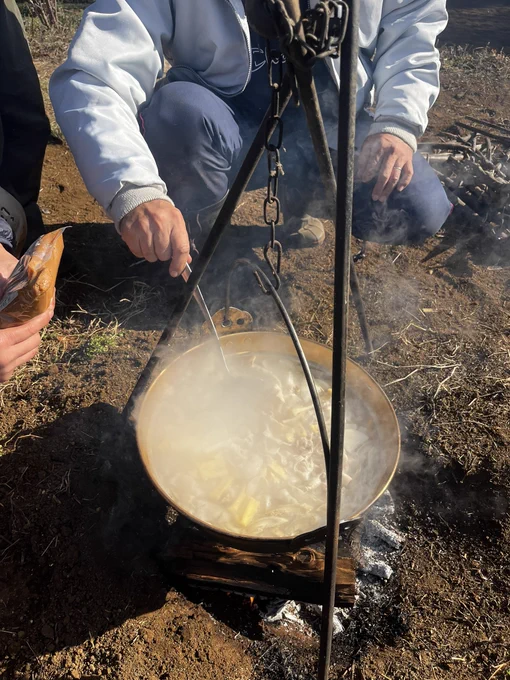 焚き火して手打ちうどんを拵えて、磯辺揚げみたいなのを作って酒を飲んで煙草吸って… とりあえず幸せな1日でございましたとさ