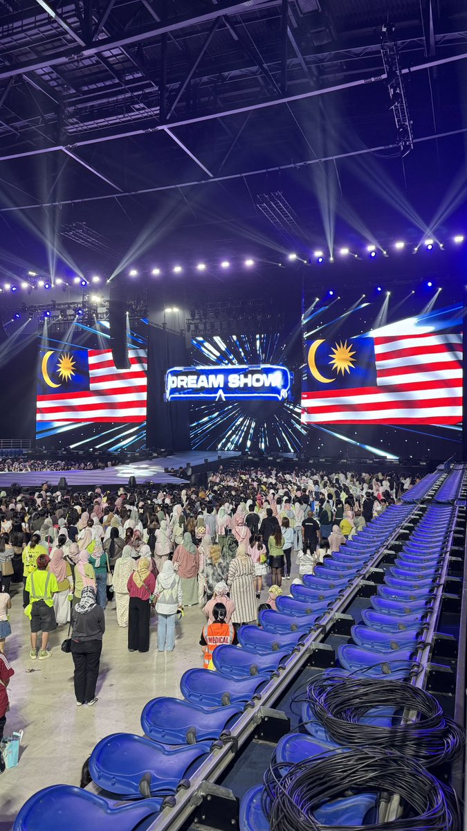 deenajaem's tweet photo. this still feels surreal to witness this, the dream show 4 and jalur gemilang together 🥹🇲🇾 #tds4inkl https://t.co/lge5twZexi