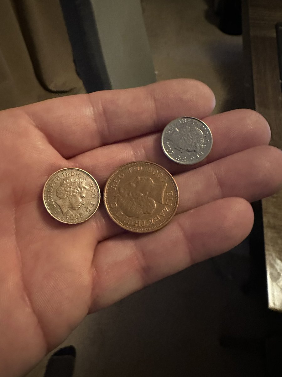 UKRRichard's tweet photo. Legends we have £559 left to reach our charging station goal.
That’s £0.08 from each of my followers.
Here’s mine from my change pot, now it’s your turn 🇺🇦 https://t.co/tJJkDRscq7