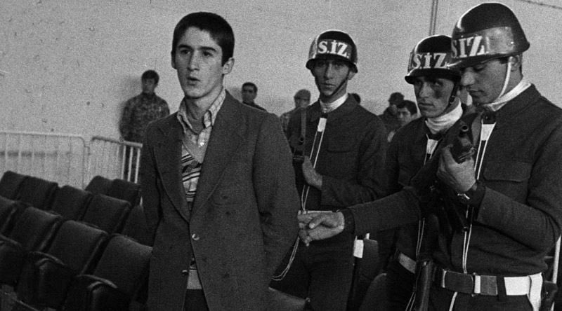 45 yıl önce bugün, Erdal Eren yaşı büyütülerek idam edilecek; askerî hakim ise idamdan yıllar sonra bu insanlık suçu için “Erdal’ın inzibat erini öldürdüğüne ilişkin yeterli kanıt bulunmadığını” söyleyecekti.

Erdal Eren son mektubunu şu cümleler ile noktalıyordu: "Anne, baba ve