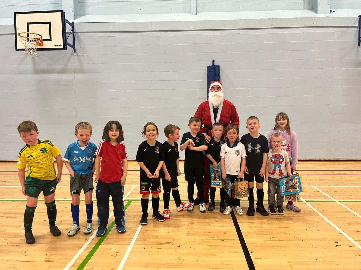 hermitageunited's tweet photo. 🎅⚽ Coach Santa made a special appearance at HUFC 19s’ final training session of the year!

Huge well done to all the kids for their effort, progress, and smiles all year long 👏
Proud coaches, brilliant group 🧡🖤 https://t.co/T4Byd1fotn
