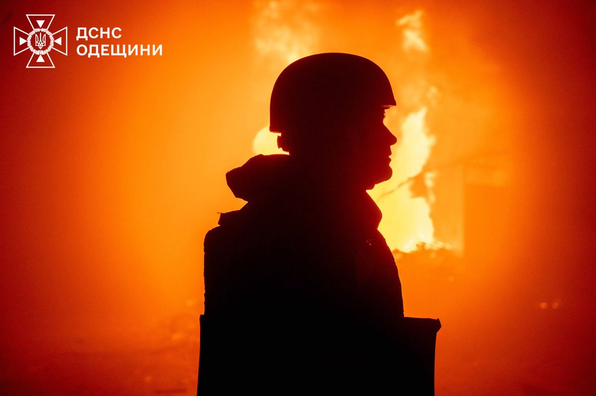 ZelenskyyUa's tweet image. All necessary services are currently working to restore electricity and water supply in our communities affected by Russia’s overnight attack. Once again, the main strike targeted our energy sector, the south of the country, and the Odesa region.

Two people have been wounded in…