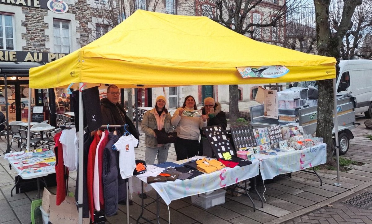 Autocollants, affiches, pin's, vêtements... 🤩

Le stand du Carnaval est présent sur le marché de Granville à partir de ce matin et jusqu'au 14 février !

Rappel : les bénéfices de ces ventes permettent de financer l'organisation du Carnaval ! 😉