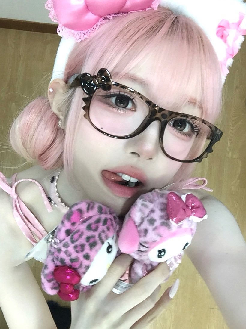 _mintiest's tweet photo. the type that you wanna scoop and cuddle up with but at the same time you wanna give the messiest sloppiest facefuck 

i'll always take the latter btw https://t.co/uWTyAfcFUb