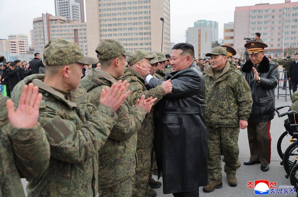 الزعيم الكوري الشمالي يحضر حفل استقبال لوحدة هندسية عسكرية عادت إلى البلاد بعد أداء مهام في روسيا 