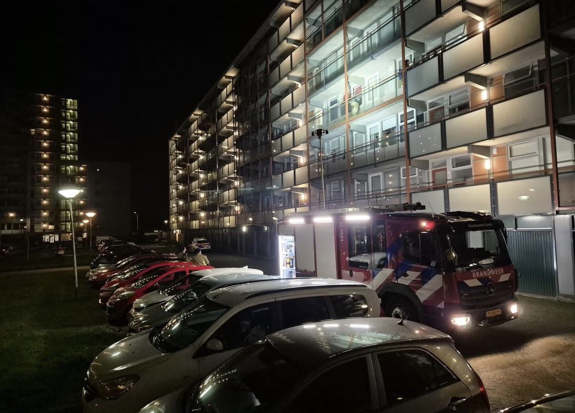 Bewoner gered uit woning vol rook door brandweer in IJmuiden