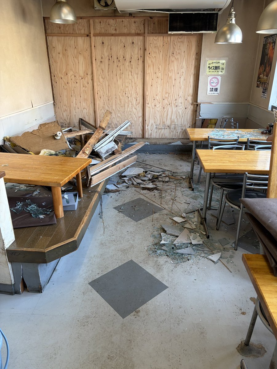 鬼がらしの太田です！
とりあえず泥棒が入れないように壁は塞いだけど、このあとどうしよう、、、保険がどこまでおりるかが謎すぎる、、、

昨日本日とお店の前まで知らずに食べに来ていただいた方本当に申し訳ございません🙇‍♂️1〜2週間は休業のため、情報拡散いただけると嬉しいです。